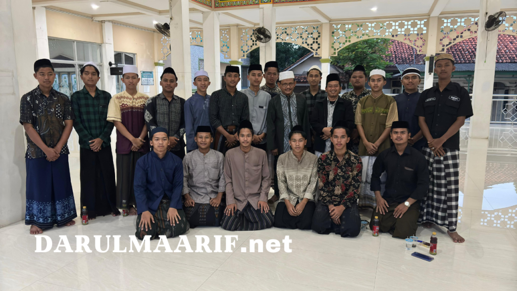 Ahead of Boyong, the 12th grade students of Darul Ma’arif Sowan Islamic Boarding School and pilgrims to Makbaroh Buyut Arsyad